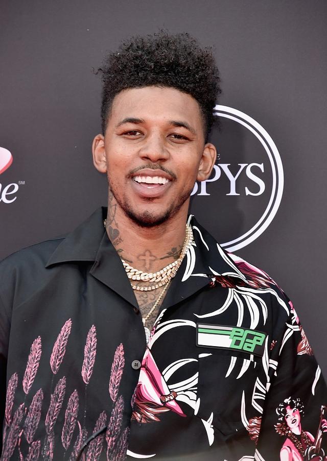 爱德华兹半场12分4失误，兰德尔10中5拿到14分（半场战报：爱德华兹12分4失误，兰德尔10投5中砍下14分）