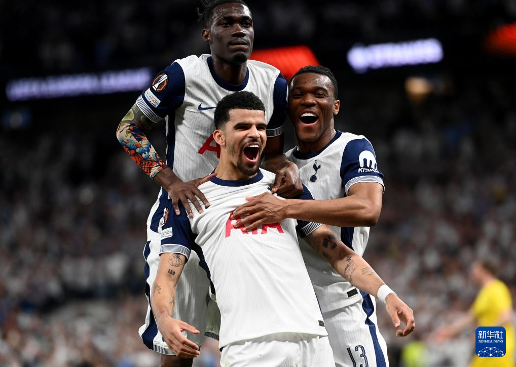 记者：罗马联系法比奥-席尔瓦团队，但若吉拉西离队他将留下（罗马已与法比奥-席尔瓦团队接触，若吉拉西离队他将选择留队）