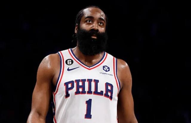 萨利巴复出对手教练下课，阿森纳赛前现变动（萨利巴回归之际对方主帅下课，阿森纳赛前突生变）