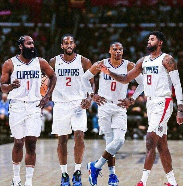 给爷整笑了，曼奇尼假意亲吻布鲁马多，将布鲁马多逗笑（这一幕笑翻了：曼奇尼作势亲吻布鲁马多，逗得对方当场大笑）