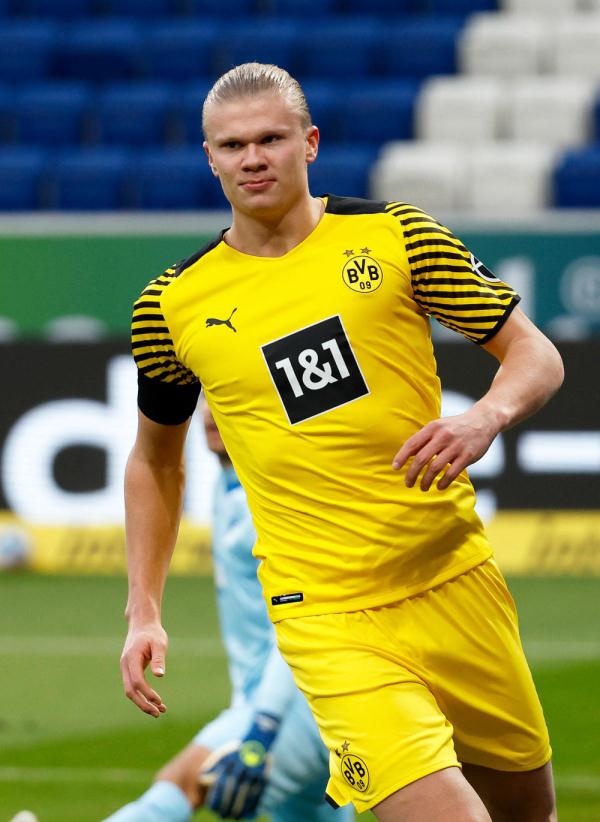 B费双响导演4-1大胜！曼联客场血洗垫底狼队，强势杀回前六（B费梅开二度导演4-1大捷！曼联客场横扫榜尾狼队，强势重返前六）