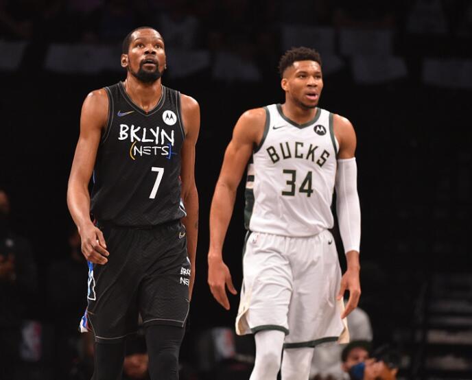 亚泰为客场全勤球迷颁发纪念证书，谭龙、徐浩峰等人参与颁奖（亚泰向客场全勤球迷颁发纪念证书，谭龙、徐浩峰等出席颁奖）