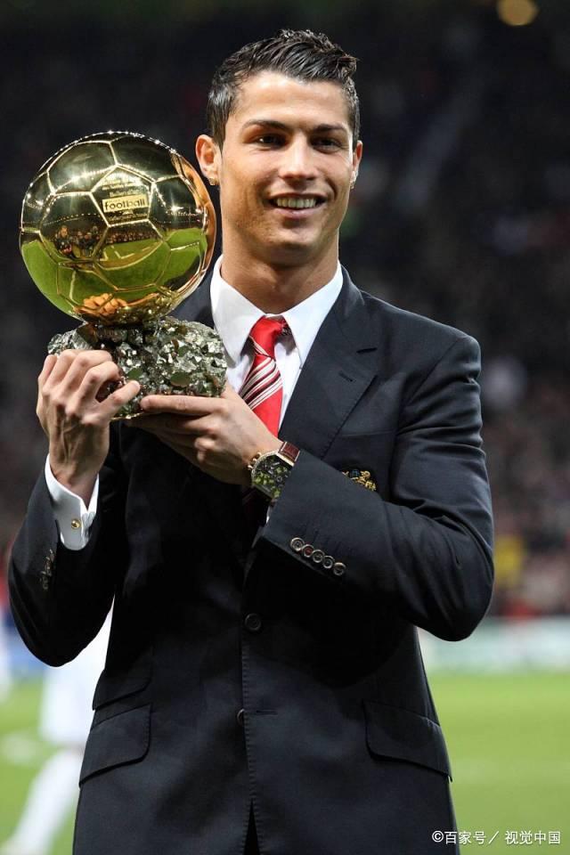 理性追星，新鹏城vs成都赛后有球迷跳下看台与韦世豪合影（理性追星！新鹏城战成都后有球迷翻越看台与韦世豪合影）