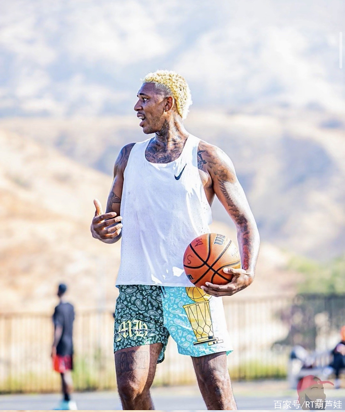 球迷：这人能飞吧？（球迷惊呼：他是会飞的吗？）