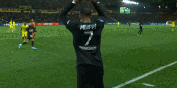 孙颖莎王楚钦赛前训练气氛轻松，大头仰头大笑，大笑引发全场欢笑